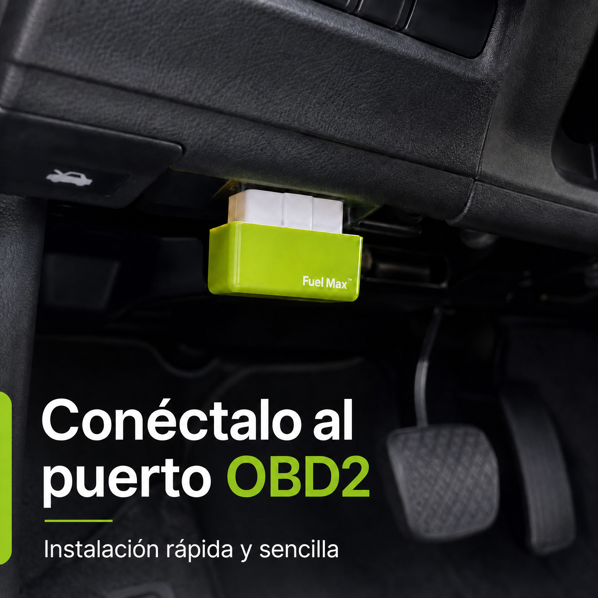 Fuel Max conectado al puerto OBD2 de un vehículo